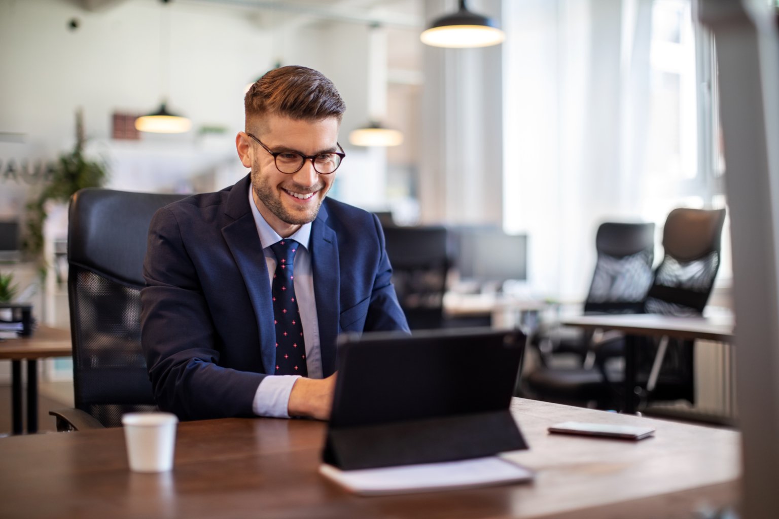 Businessman Having Online Briefing With Team At Office 1536x1024 1